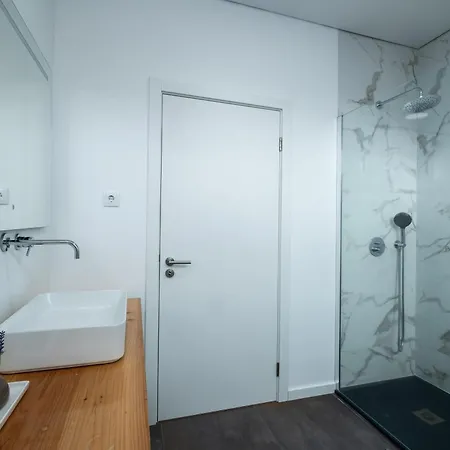 Lemon Tree Apartment *